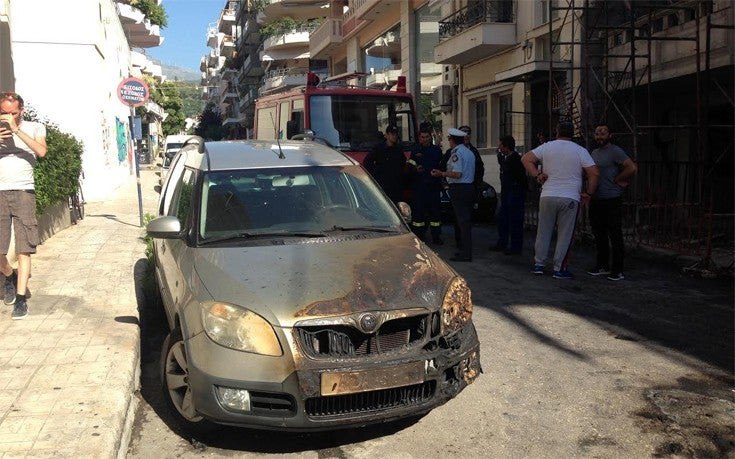 Τσακώθηκε με συγγενή του και έκαψε τρία αυτοκίνητα στην Πάτρα (εικόνες, βίντεο)